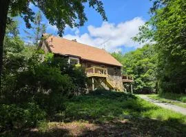 Highlands Hideaway - Secluded 4BR Forest Gem