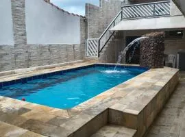 Linda casa Edícula "fundos do terreno" com piscina