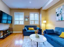 Forest Hill Suite w Private Rooftop Patio & Parking
