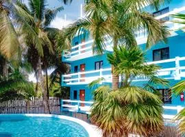 Cozy Suite for Two with WiFi AC Shared Pool Grill & Sunsets from the Rooftop
