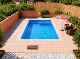 Quiet house with pool