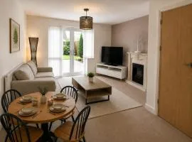 Modern 3BR Home with Free Parking & Near Crewe Station