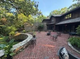 Luxor Mountaintop Castle Cabin at Deep Creek Lake