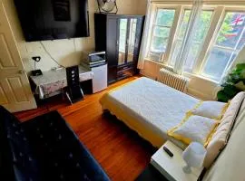 Habitación Privada Práctica con TV de 65 pulgadas en zona comercial muy activa