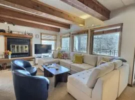 The Plaza 239 Ski-In Access & 2 Hot Tubs