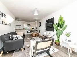Stylish 1 bed apartment centrally located with Free parking