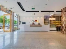 Borrman Hotel Chongqing Auto Expo Sanya Bay Light Rail Station