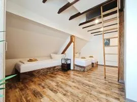 CJS Apartments - Chill or Drive am Nürburgring, new Box Spring Beds, new furniture, free Parking, WLan, TV-Streaming, Quiet Location