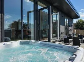 Rowan Tree Lodge - Luxurious Lodge with Hot Tub on NC500 - Thrumster Lodges