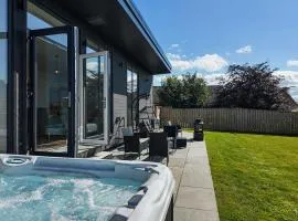 Rowan Tree Lodge - Luxurious Lodge with Hot Tub on NC500 - Thrumster Lodges