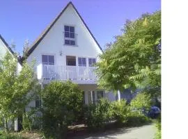 Ruhige, moderne Maisonette Ferienwohnung Rügensonne mit großem Balkon - umgeben vom Wasser