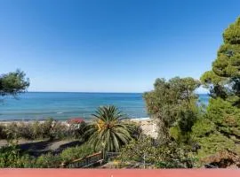 House with terrace and direct access to the beach