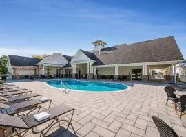 2BR Family Suite w/ POOL, PickleBall, Gym, Games