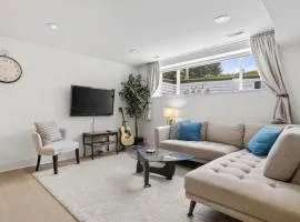 Roomy West Van 2BR Home. Steps to Dundarave Beach
