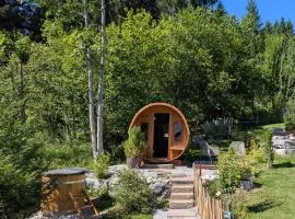 Ferienhaus Lechner am Waldrand mit Holzfasssauna & Außendusche, Bergblick und Naturgarten"