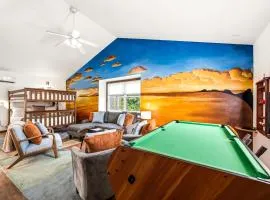 Sister Sunset- #1Downtown Spot, Walk to Beach, Hot Tub & Pets OK