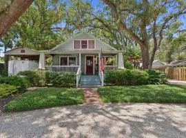 Historic Cottage Under the Oaks, Walk to Pier Village, Porch & Loft