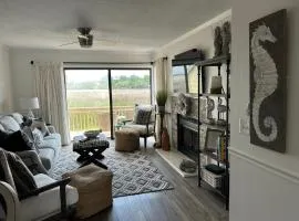 Moss & Marshfront Views, Pool & Island Charm