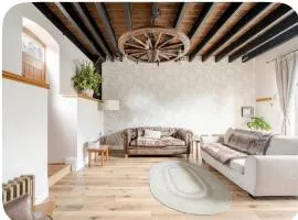 The Hurst Stable Sleeps 4 with Hot Tub & Parking