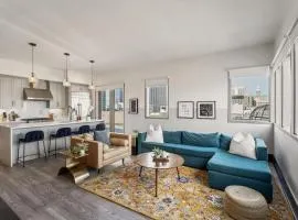 Corner Penthouse w Private Balcony Hotel Suite