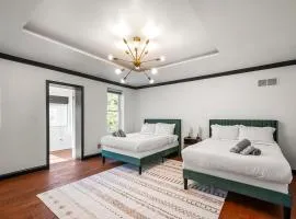 Elegant Reservoir Hill home with parking sleeps 10