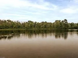 Pines Bay Waterfront cottage with Hot tub!