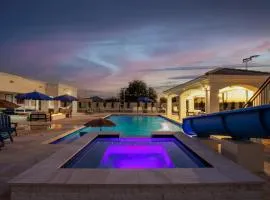 The Grand Oasis – Resort-Style Retreat w Sauna Cold Plunge Mini Golf Volleyball