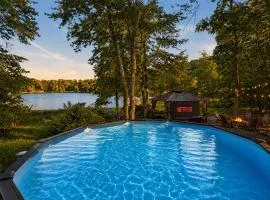5 Bedroom Gorgeous Lakeside Villa w Hot Tub, Pool and More!