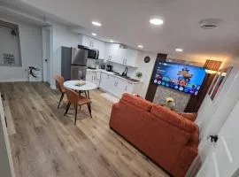 Modern Private 2-Bedroom Suite Self Check-In Free Parking