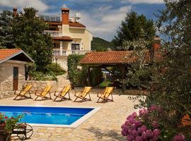 Apartments Petricic with swimming pool, three-star hotel in Ičići