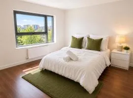 Extra large 2Bedroom 2Bathroom Apartment with Parking Contractor Friendly In Croydon city Centre