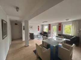 Großzügiges Design-Apartment nahe Köln - Balkon und Parkplatz