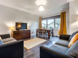 Balloch House -Spacious 3 bed house with on street parking