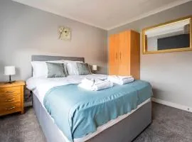 Scotia House -3 bed house in Larkhall with private driveway