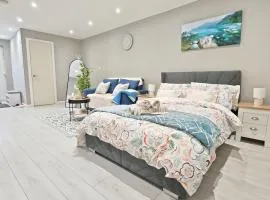 Spacious Luxe Suite New Build London and Essex