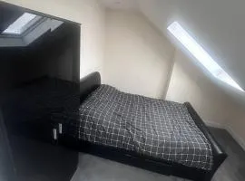 London ,Budget Double room, Not 3 star hotel ,it is just a budget friendly-No towel provided -Quite and Close to amnesties-walking distance to Hanger lane and park royal stations and busses just short distance -Elizabeth line
