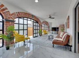 Stylish & Spacious Unit w/ Deck in Cuernavaca