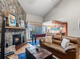 Top Floor 2 Bedroom Ski-In & Walk to Main St
