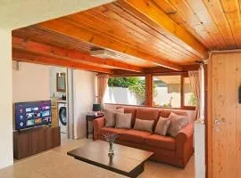 PeachPine Loft - Escape Near Sea & Athens Airport
