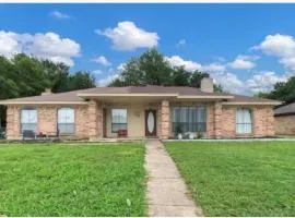 Cozy home in DFW area 15 minute from AT&T stadium & 20 from Downtown Dallas
