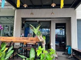 J Cafe & Hostel