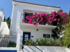Zaros House. Two-Bedroom Traditional House with Sea Views in Kioni.