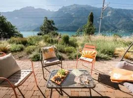 FLORA BAY Spacious Lake and Mountain View Apartment