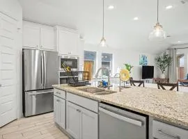 Modern Suburban Retreat Near Shopping & Parks