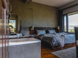 THHPSOCIETY - Exstacy stays & cafe - Your Romantic & Cozy Getaway - Mountain view , Hot tub , Parking - MUKTESHWAR, hotel em Mukteshwar