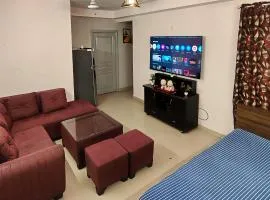 2BHK 65TV,FullyAC,family,Unmarried Couple,WFO Friendly peacefull place