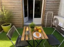 Votre pause café en extérieur, tram 200m