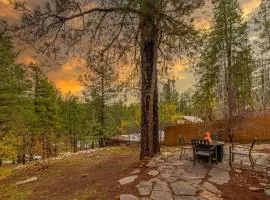 Cozy Hilltop Retreat Quiet Street Near Downtown and NAU Private Forested Setting