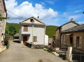 Maison de village avec terrasse ombragee
