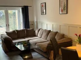 Contemporary apartment Great Location with private car park
